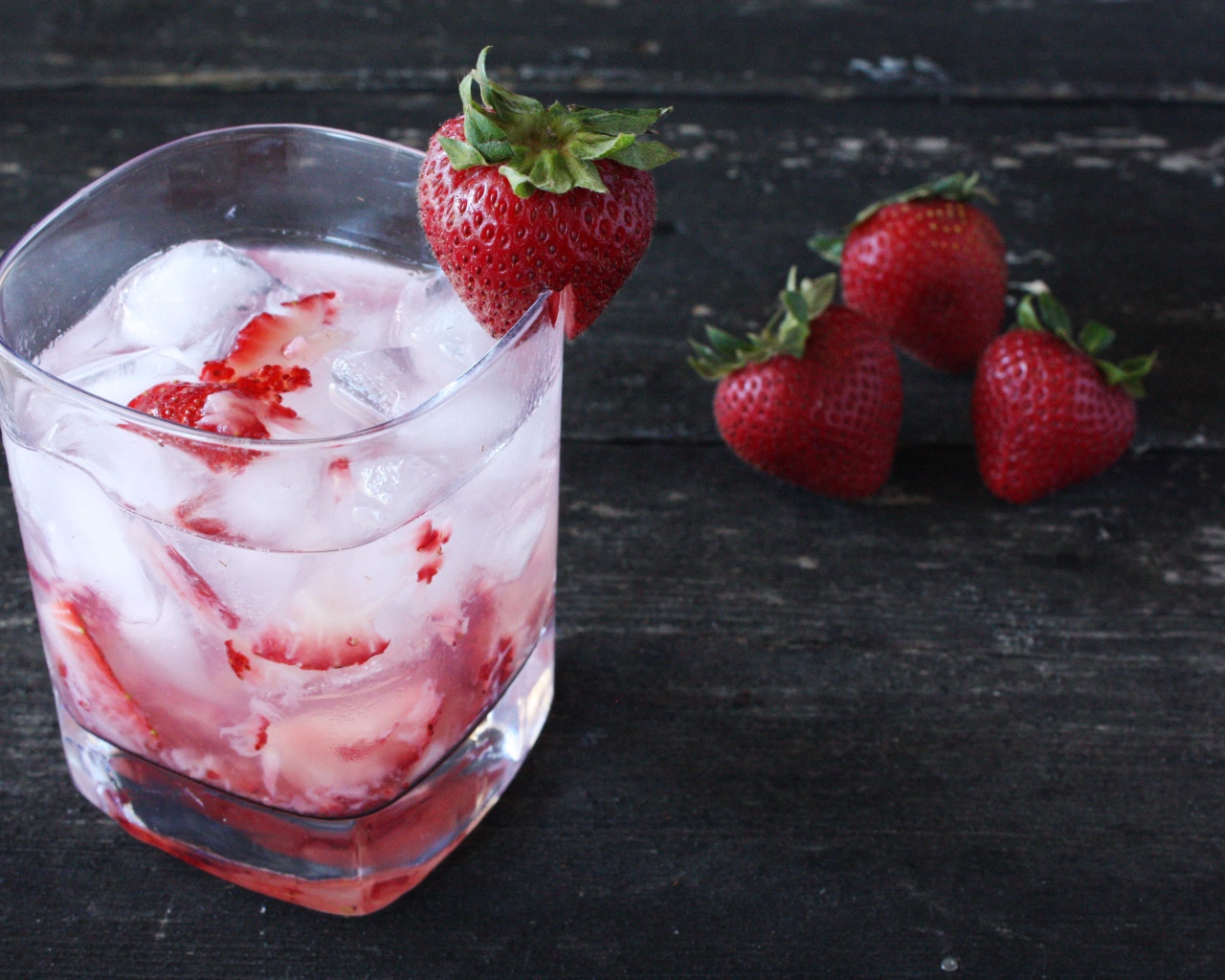 Клубничный коктейль в стакане со льдом