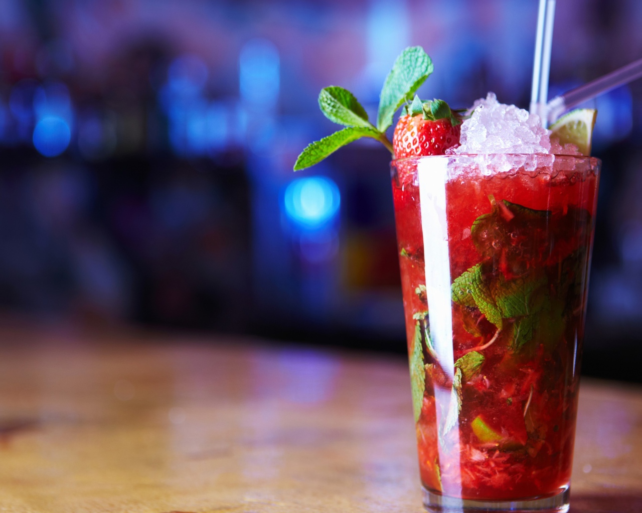 Клубничный коктейль мохито со льдом и мятой в стакане