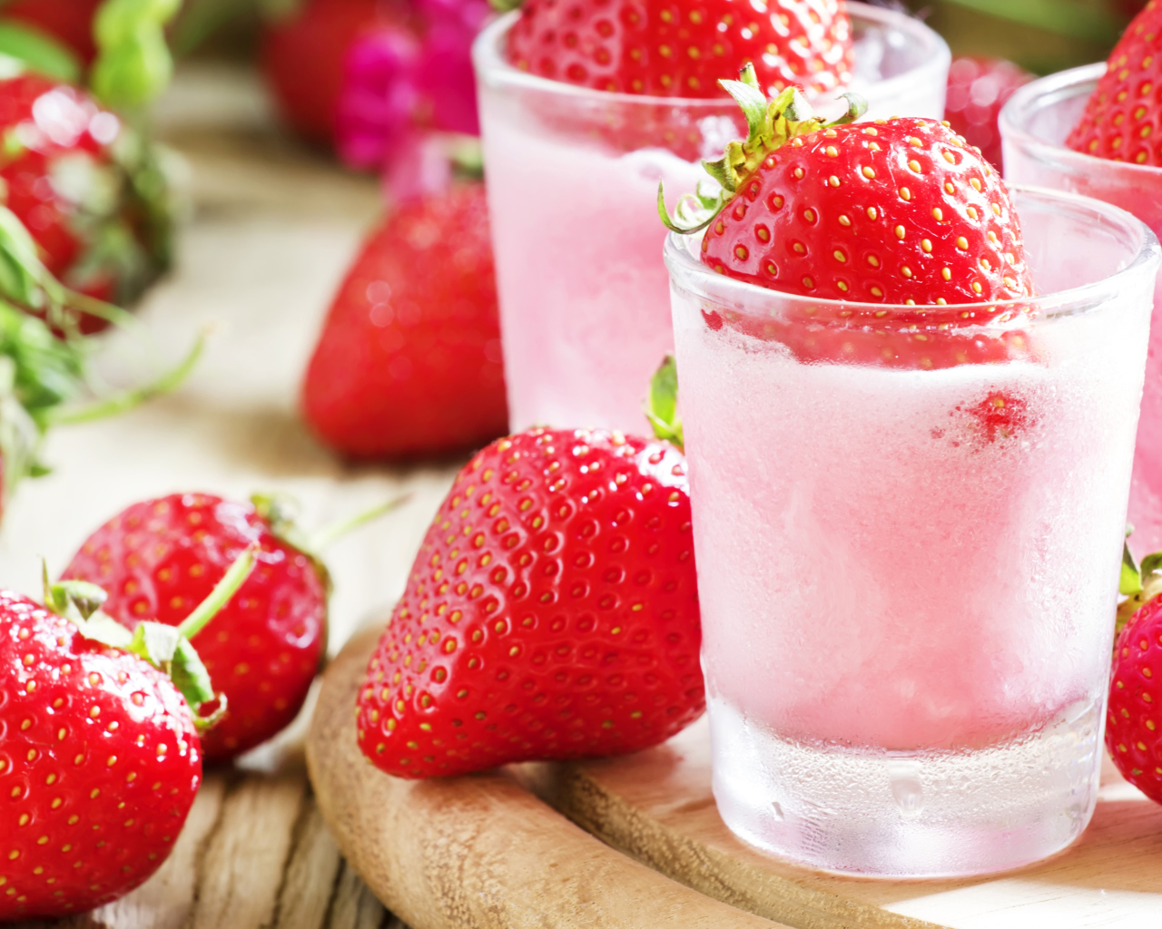 Клубничный коктейль со свежими ягодами на столе