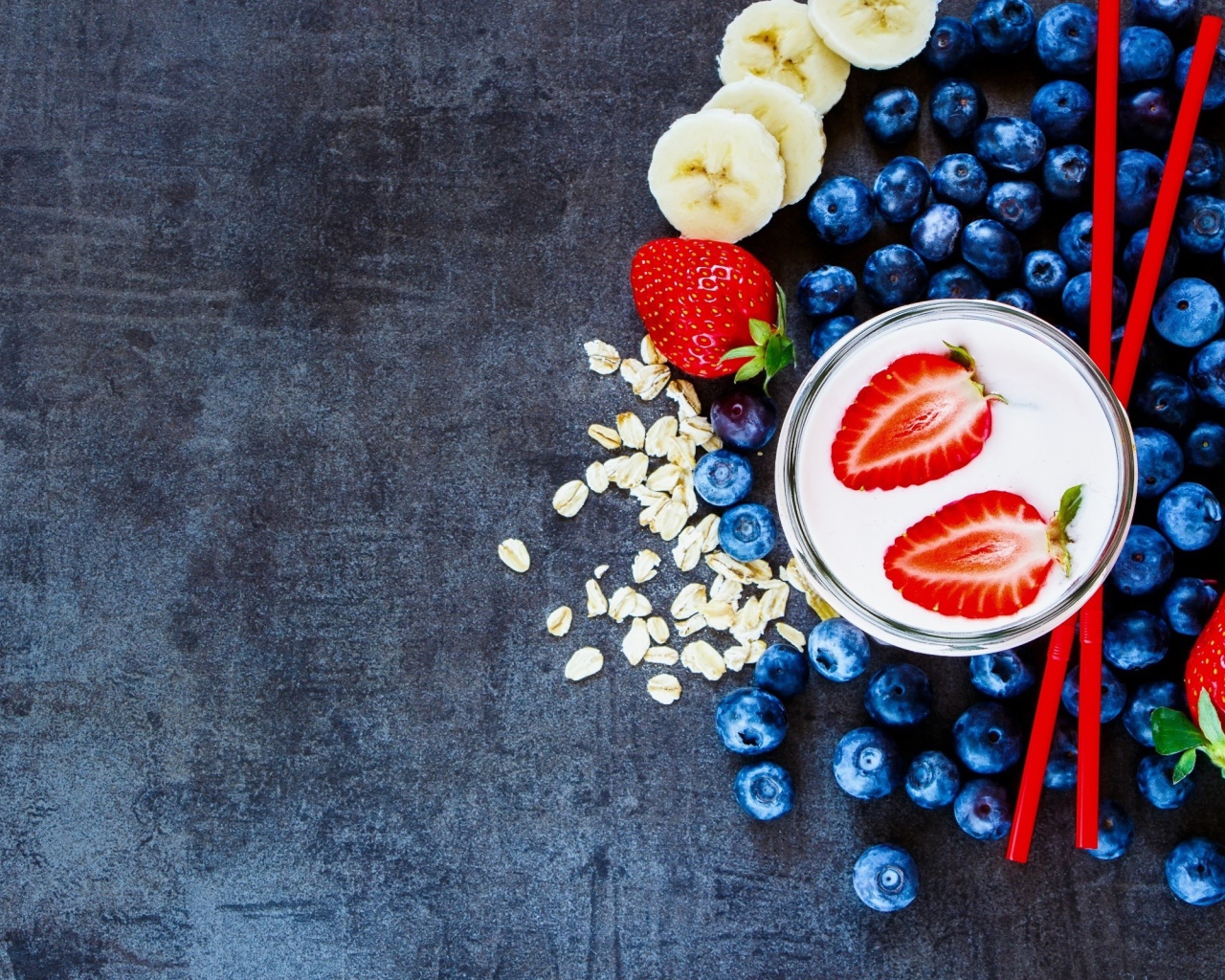 Клубничный молочный коктейль с фруктами текстура  