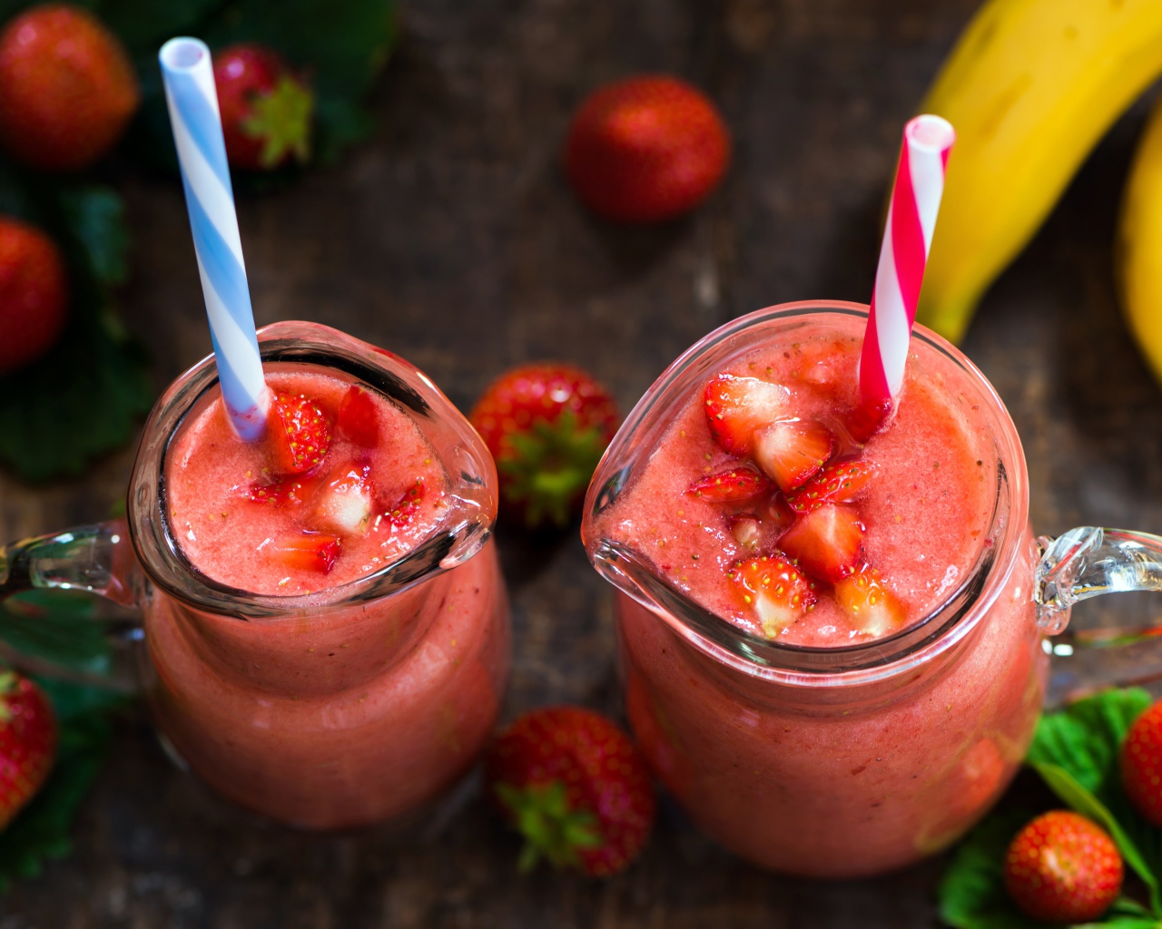 Клубничный смузи с стеклянных кувшинах с трубочкой