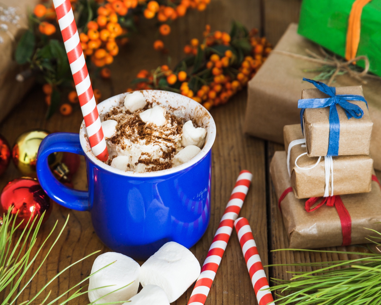 Сладкий напиток с маршмеллоу на столе с подарками на Новый год