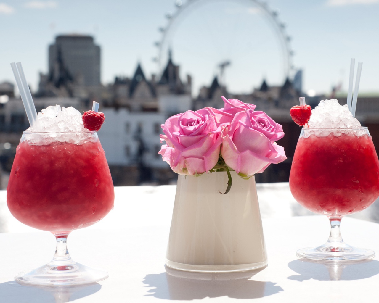 Два коктейля со льдом на столе с цветами