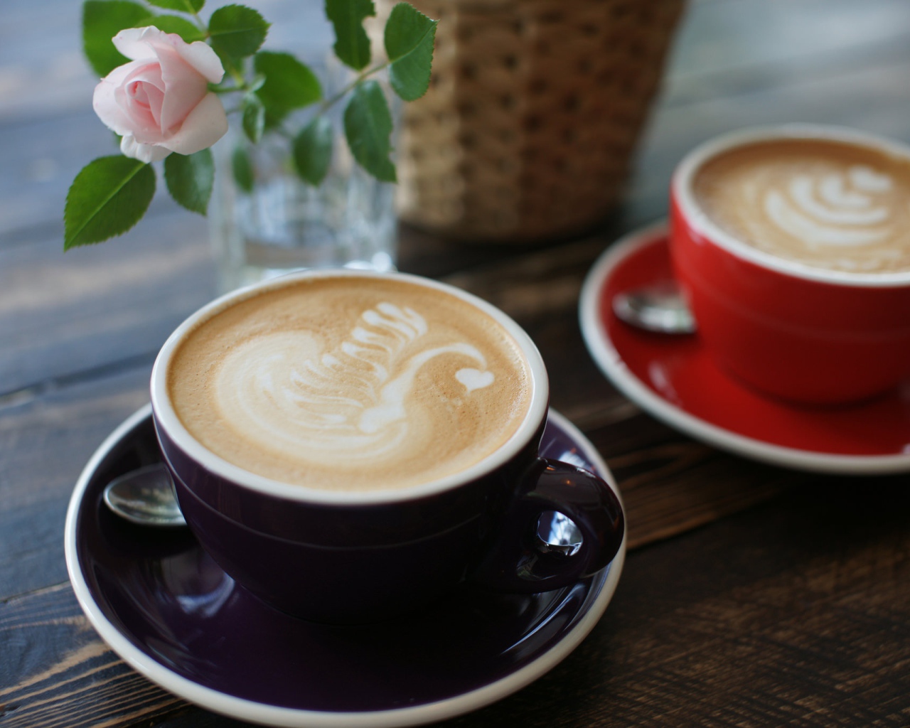 Две чашки кофе на столе с розовой розой