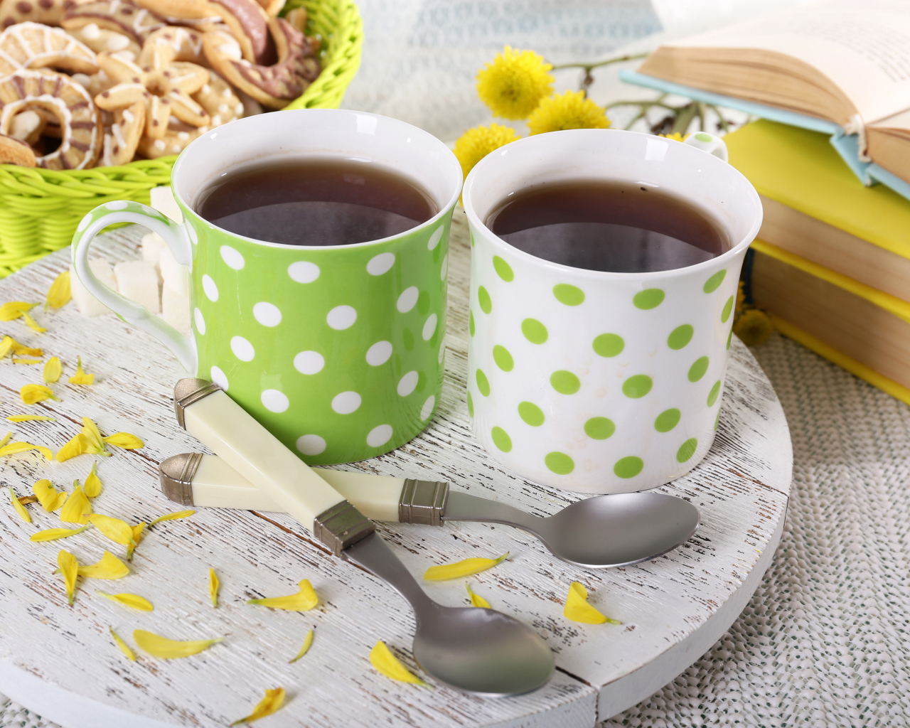 Две чашки ароматного чая с печеньем 