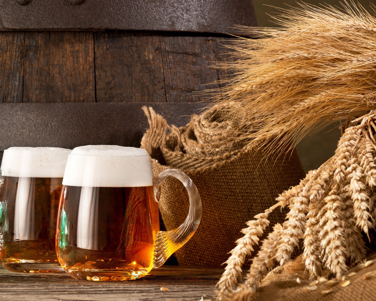 Два бокала пива и колосья пшеницы 