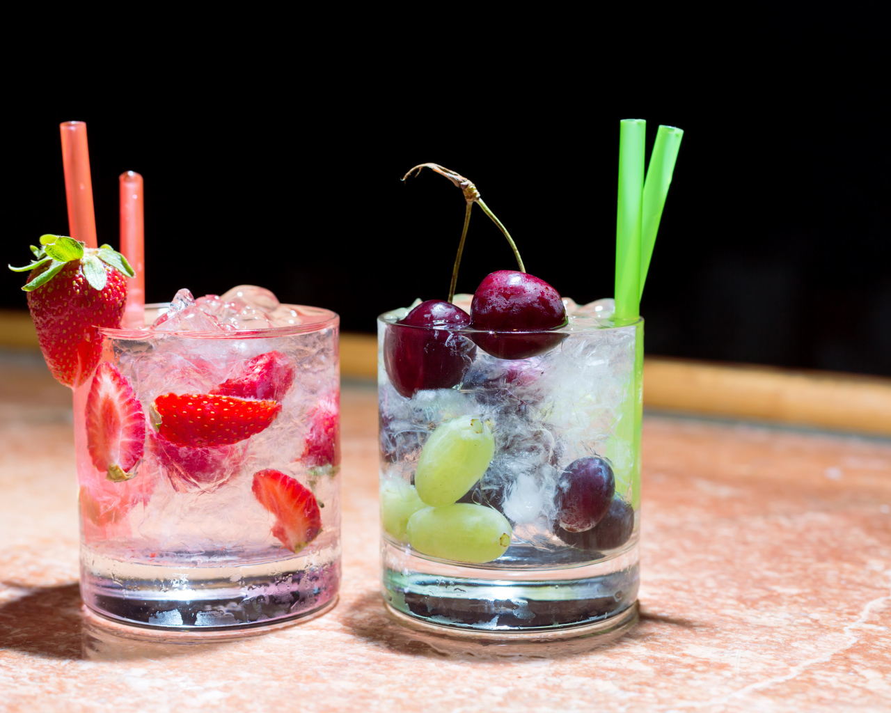 Два стакана холодного напитка с ягодами