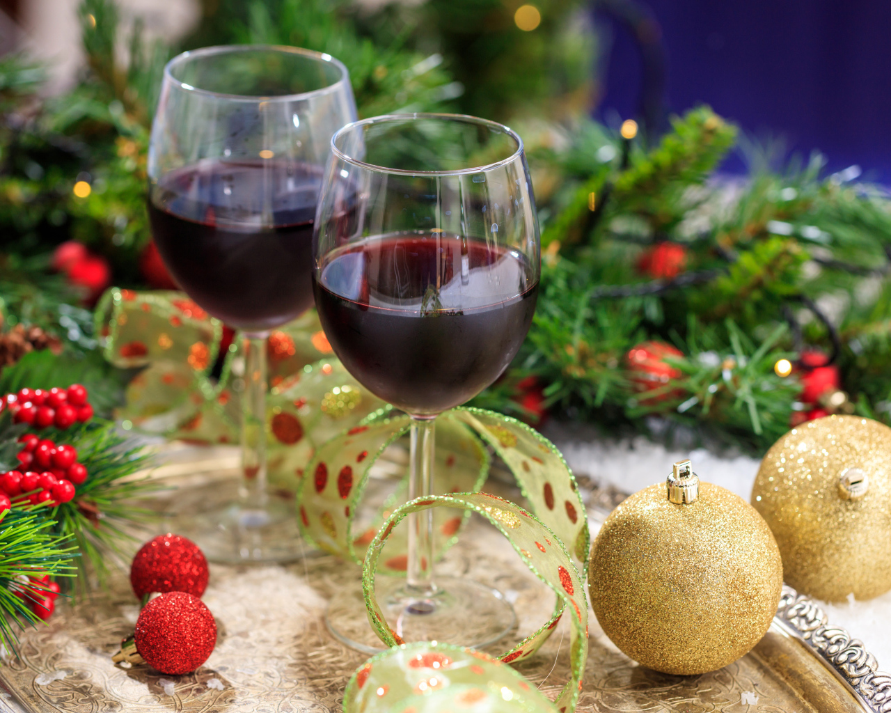 Два бокала красного вина на новогоднем столе