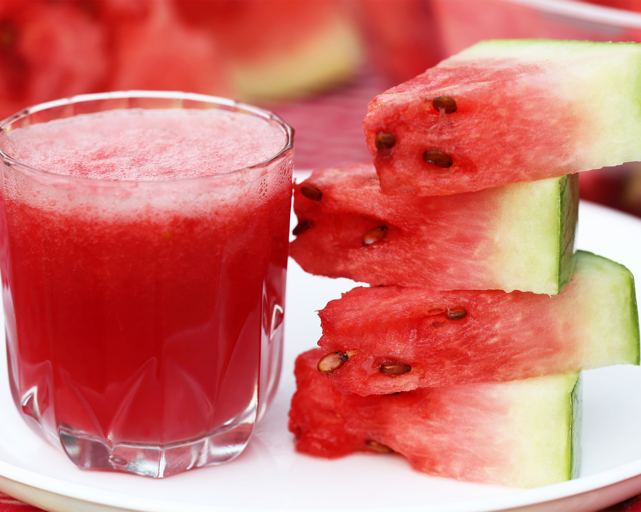 Арбузный сок с кусочками свежего арбуза 