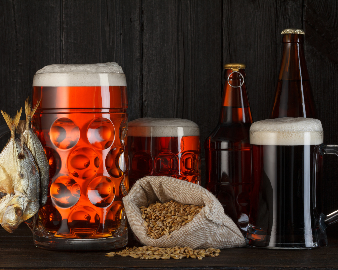 Пшеничное пиво в бокалах с сушеной рыбой вомер 