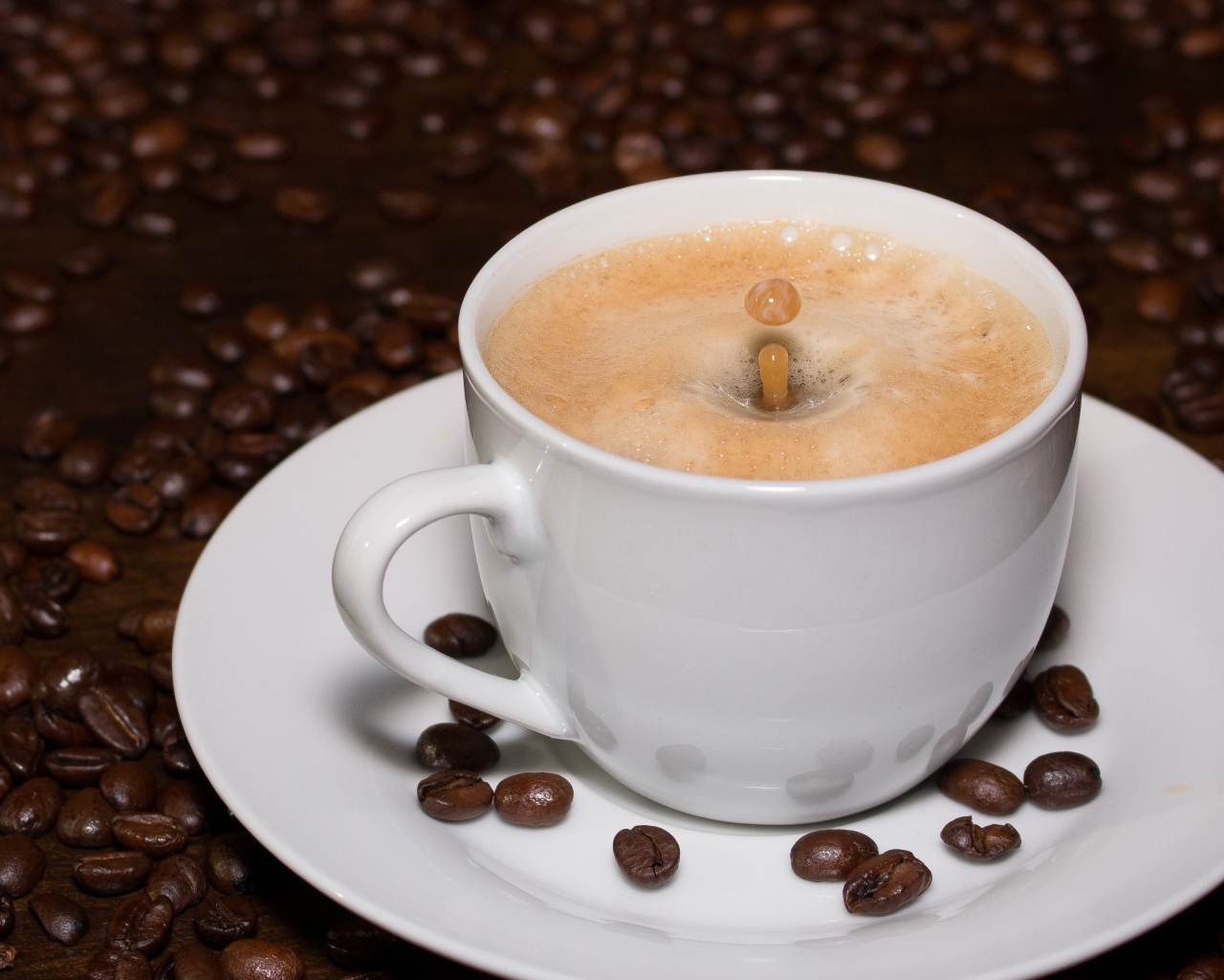 Белая большая чашка кофе с зернами на столе