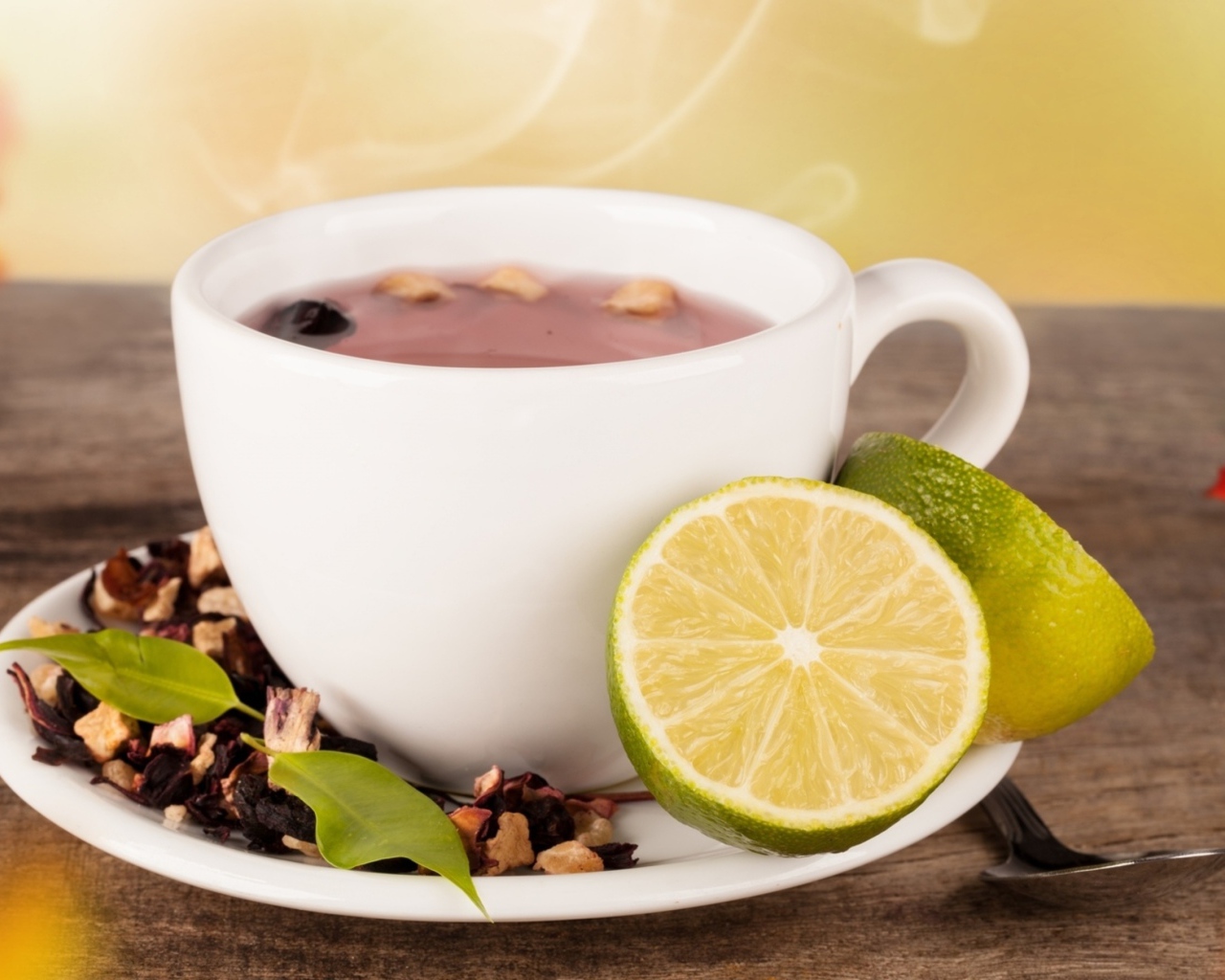 Белая чашка чая с кусочками лайма на белом блюдце