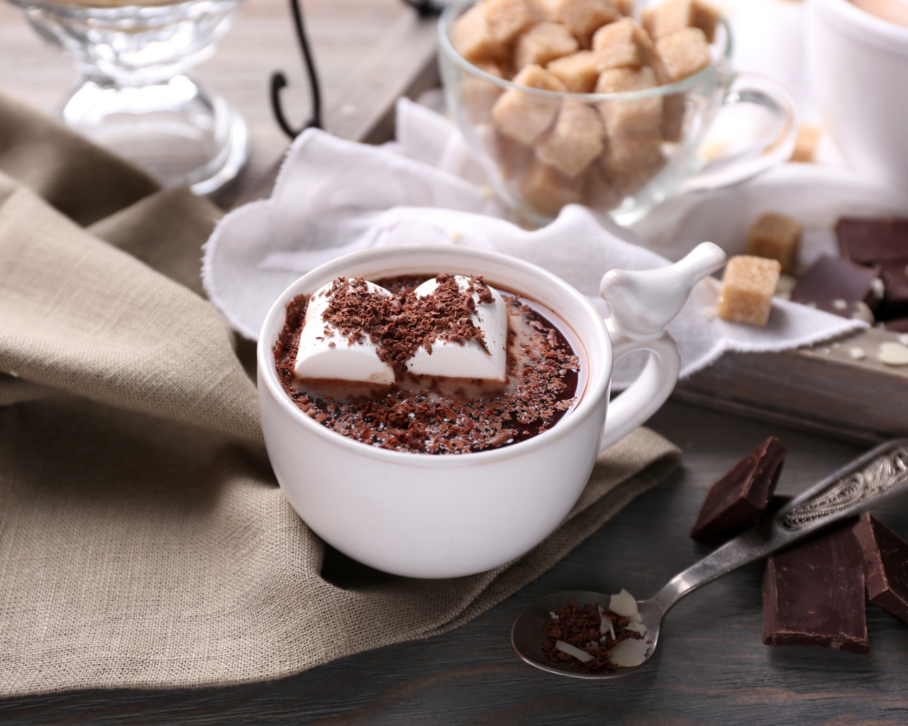 Белая чашка с горячим шоколадом и зефиром 