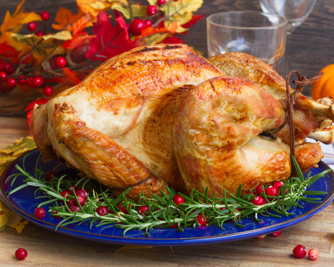 Аппетитная запеченная курица на блюде 