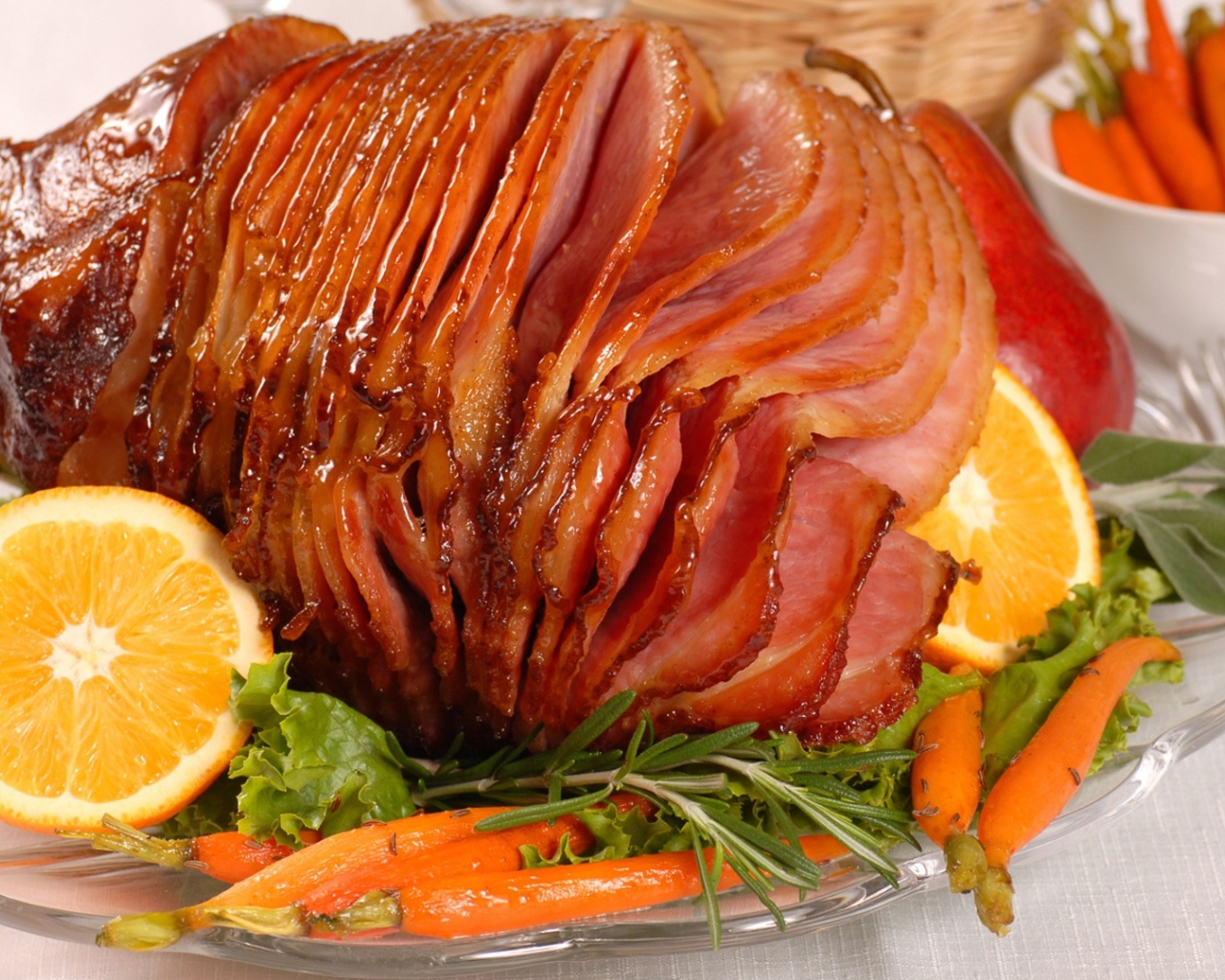 Аппетитный нарезанный кусок мяса с  лимоном 