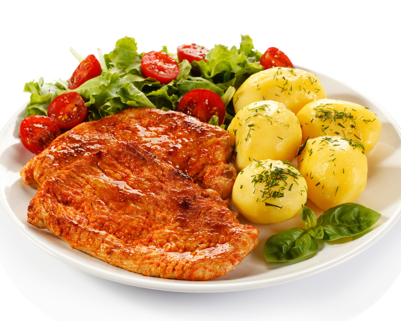 Аппетитные отбивные с вареным картофелем и салатом на белой тарелке