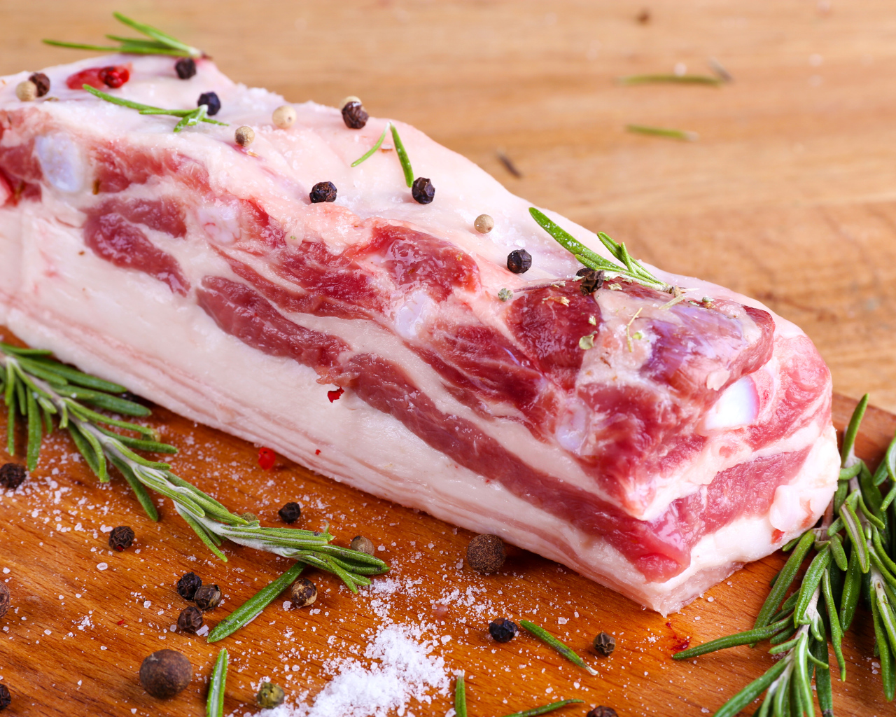 Аппетитное свежее сало со специями и базиликом