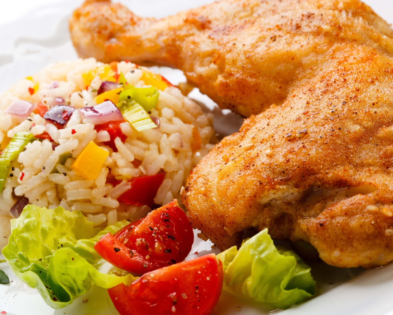 Аппетитный жареный куриный окорочок с рисом и овощами