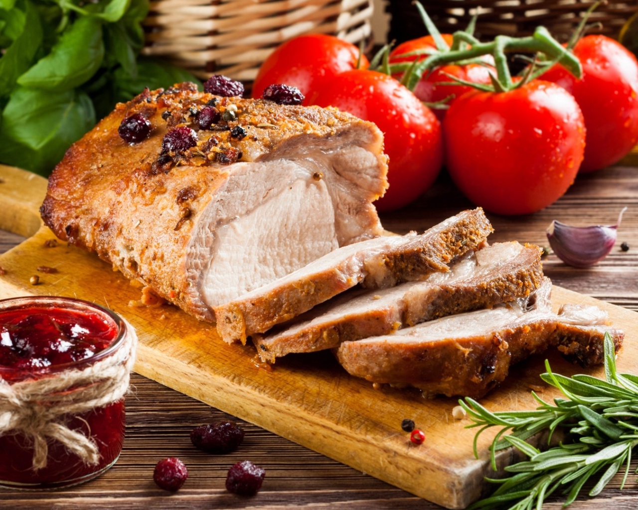 Аппетитный сочный кусок мяса с овощами 