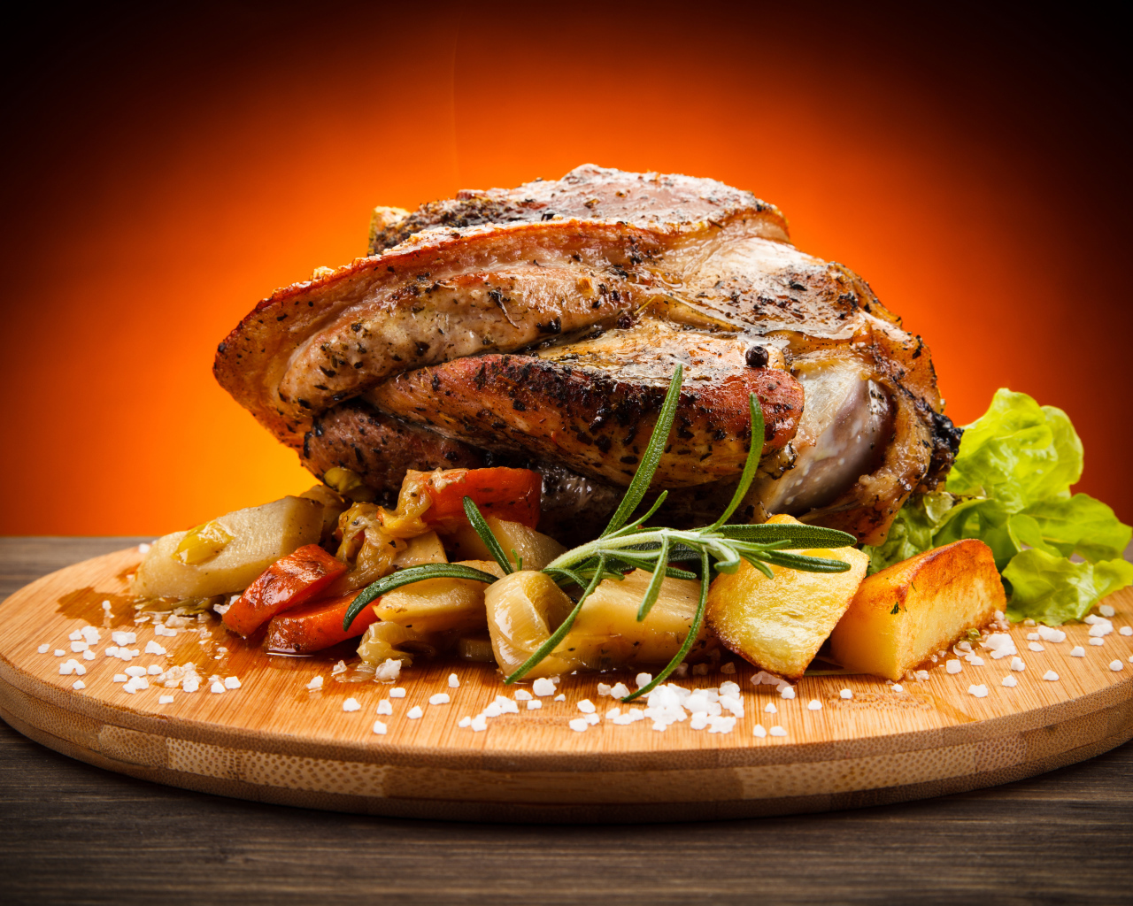 Аппетитный сочный кусок мяса с овощами и солью на разделочной доске