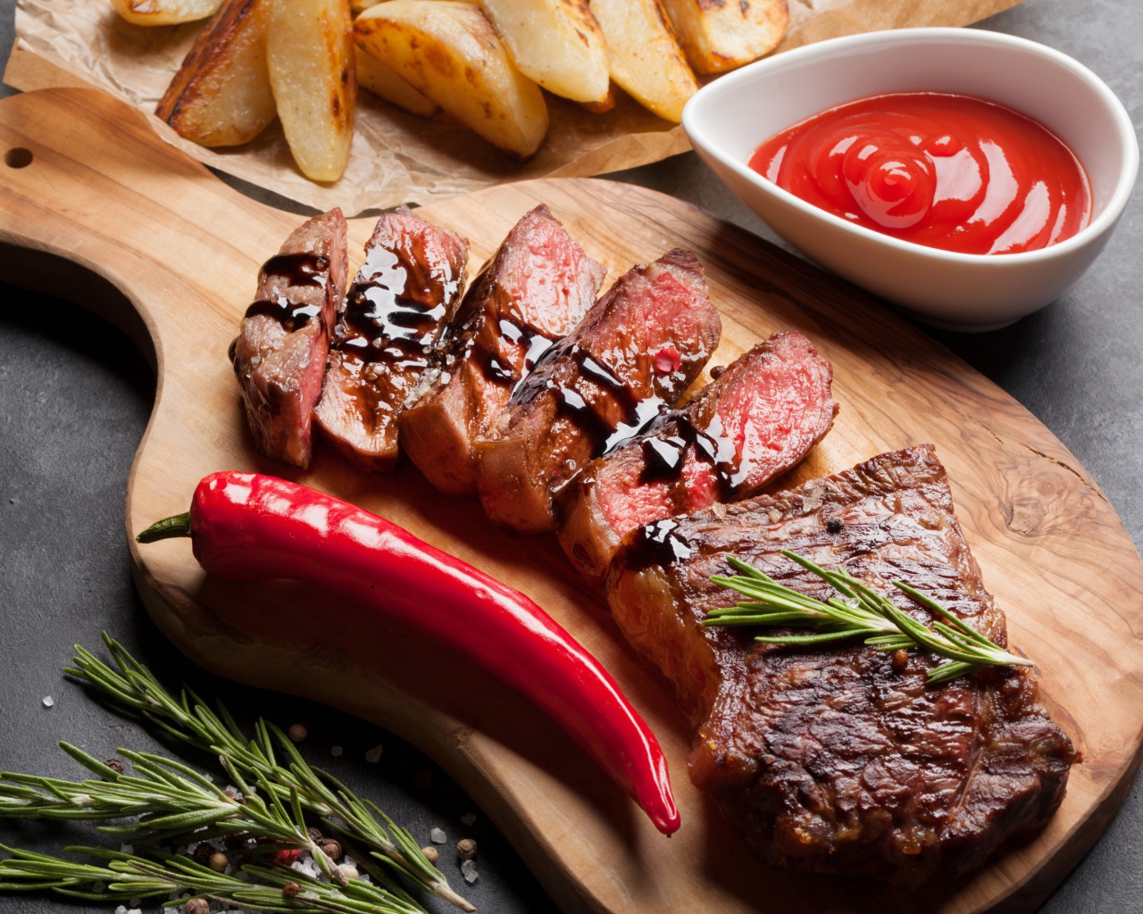 Аппетитный сочный стейк с соусом, красным перцем и специями на столе