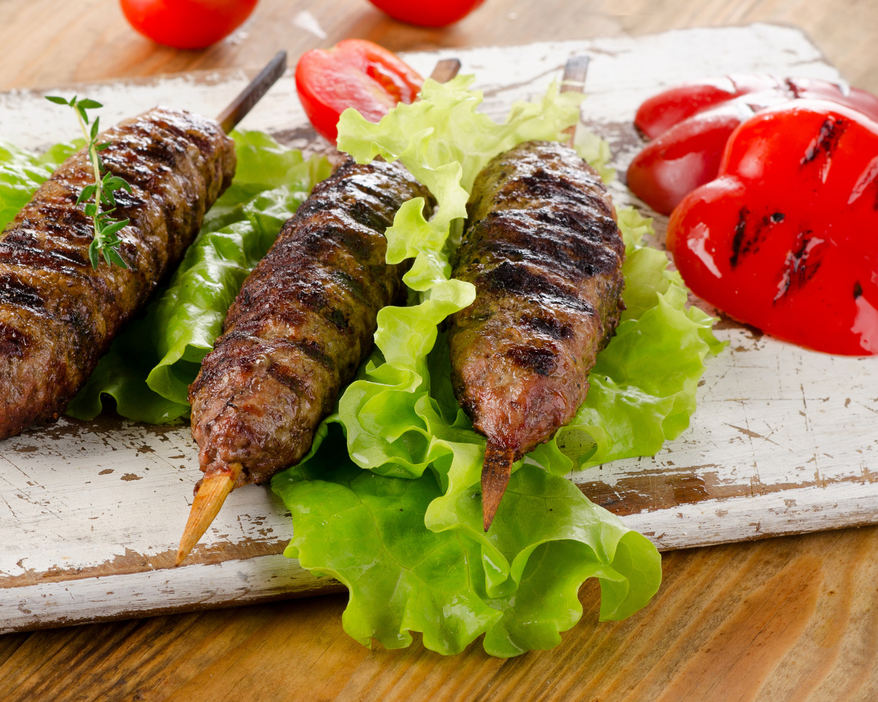 Аппетитный кебаб с перцем и листьями салата