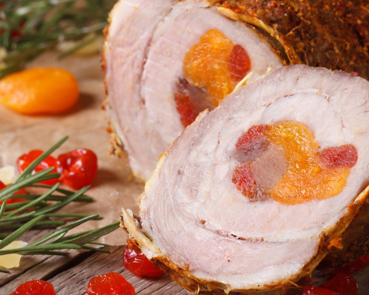 Аппетитный мясной рулет с курагой 