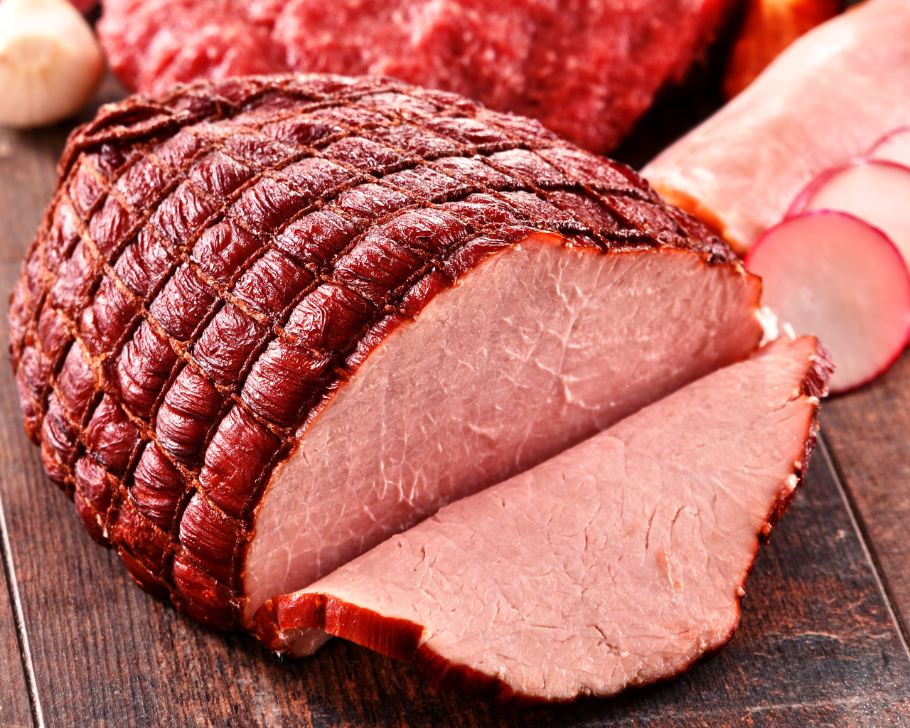 Аппетитный кусок вкусной ветчины крупным планом