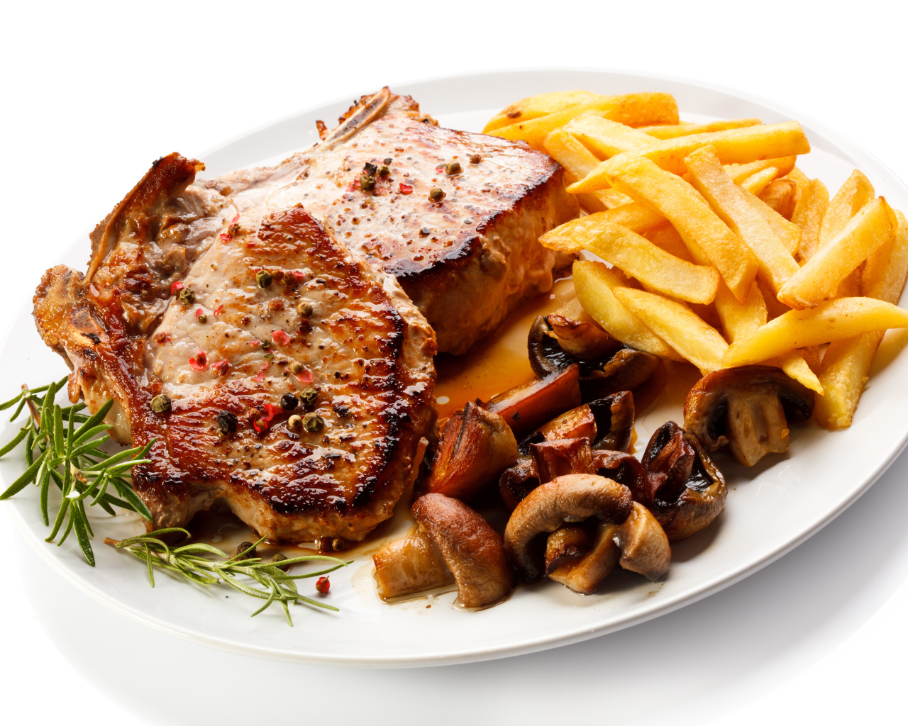 Аппетитный кусок жареного  мяса с картошкой фри и грибами 