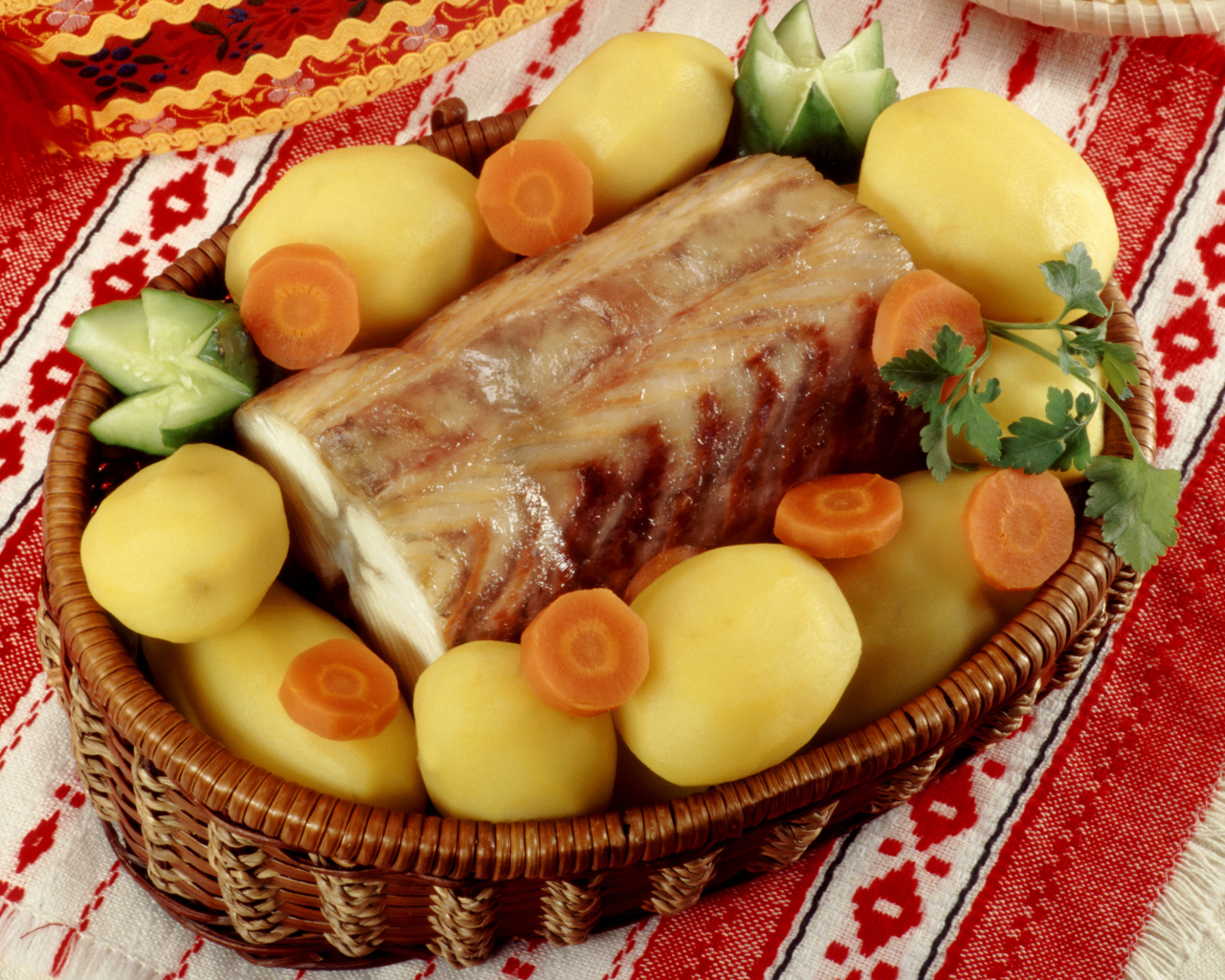 Аппетитный кусок мяса на столе с вареным картофелем