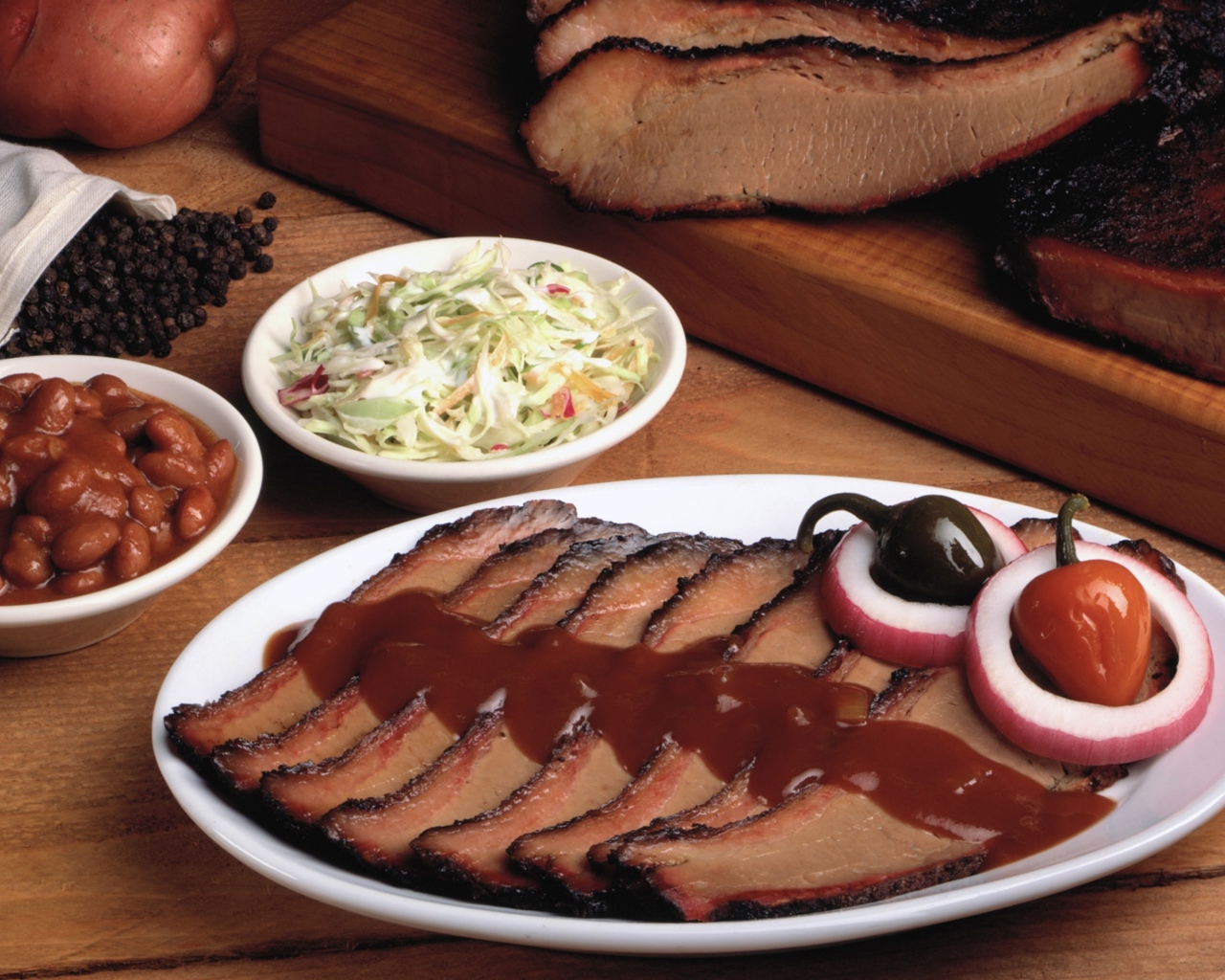 Аппетитные кусочки мяса барбекю на столе с овощами