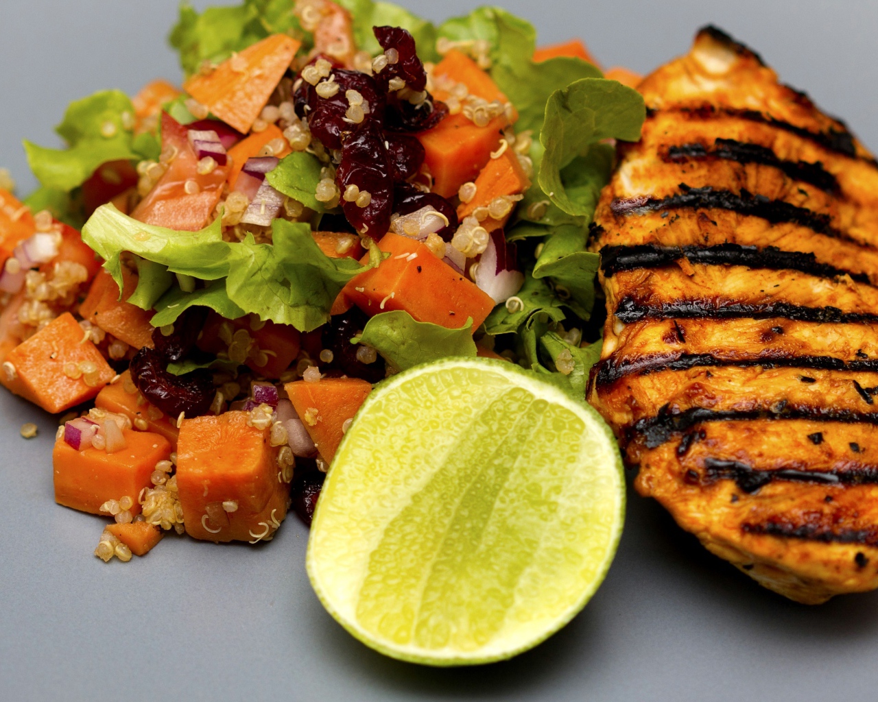 Аппетитный кусочек жареной курицы гриль на тарелке с овощами