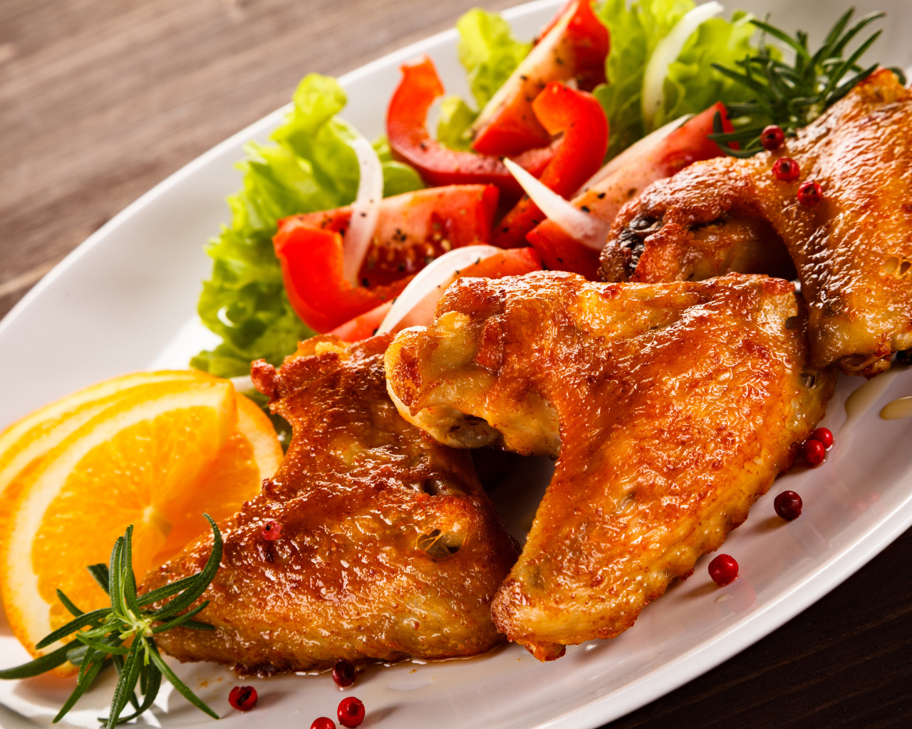 Запеченные куриные крылышки с овощами 