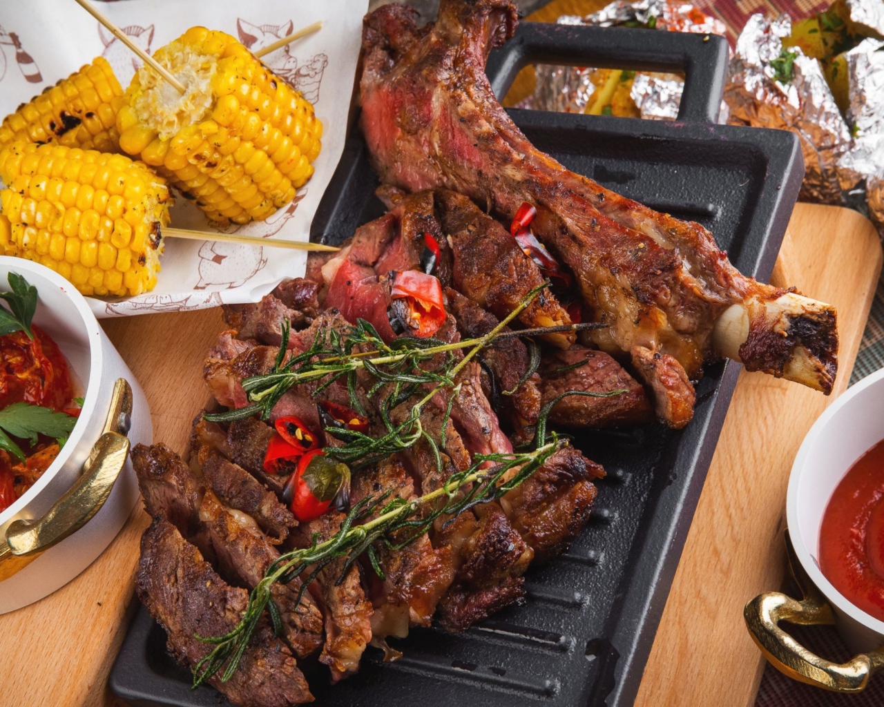 Запеченное мясо с кукурузой и кетчупом на столе