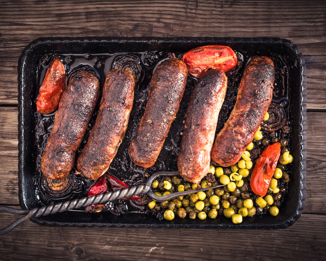 Жареные аппетитные сосиски с овощами 