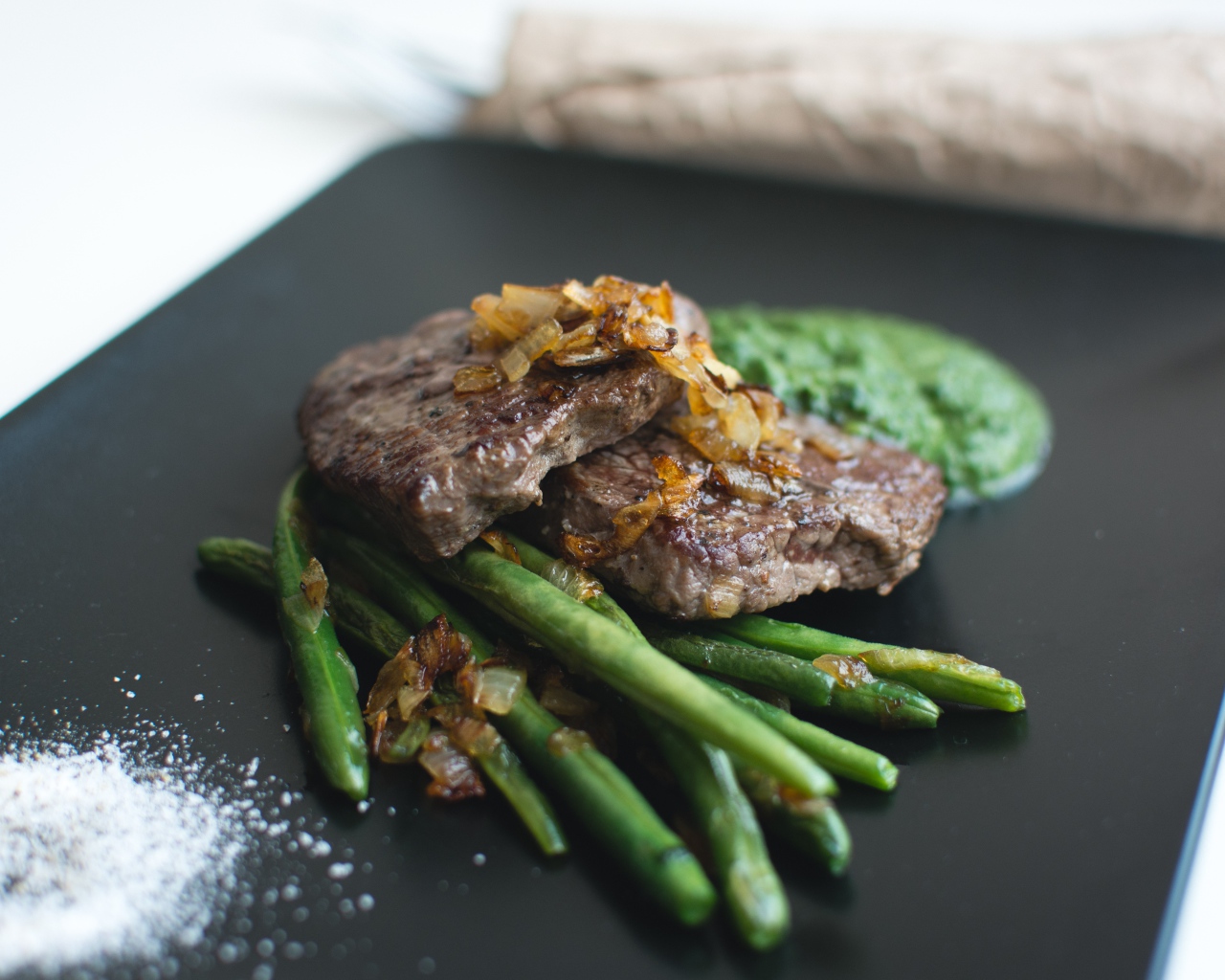 Сочная отбивная с зеленой спаржей и соусом