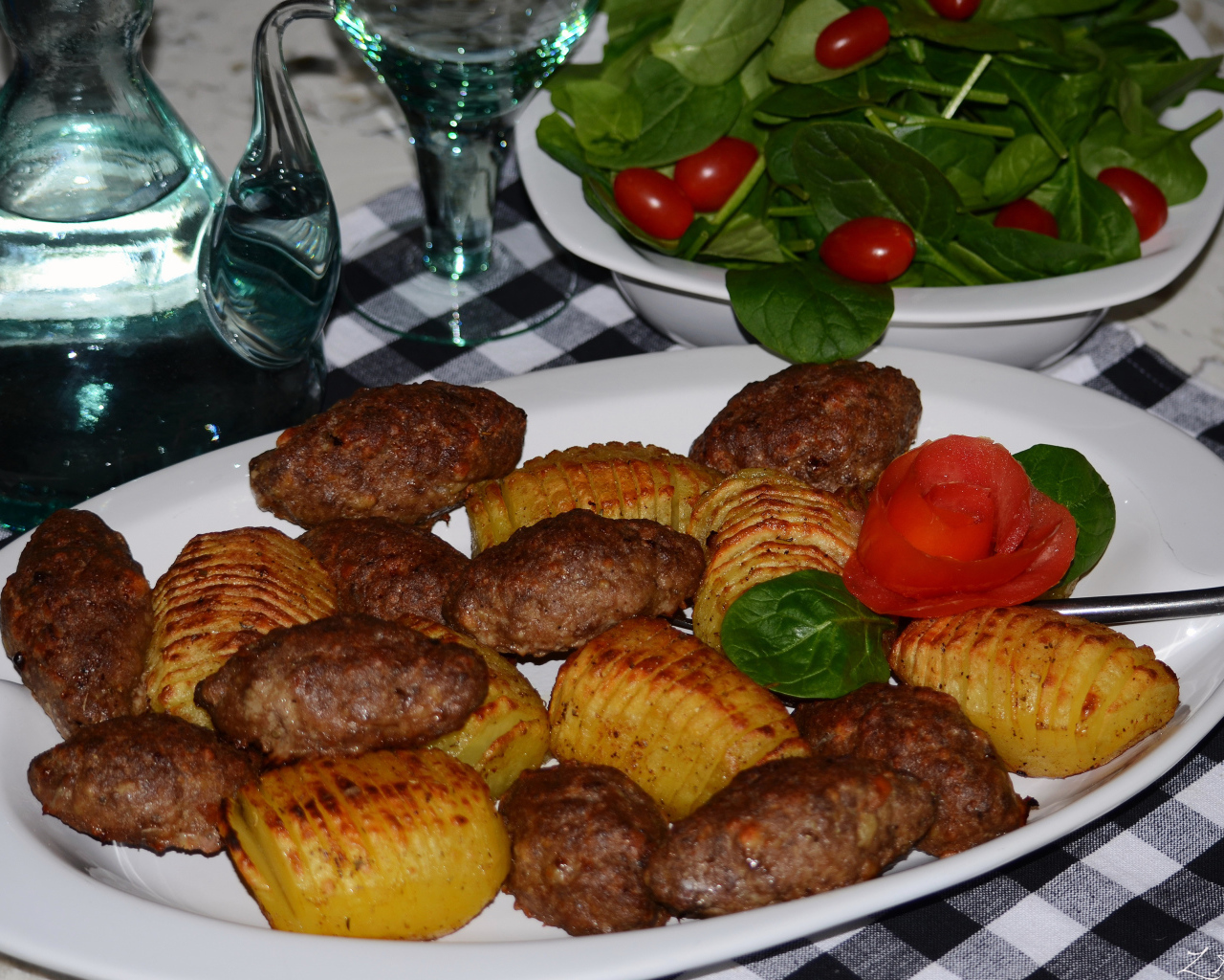 Мясные котлеты с картофелем на белом блюде