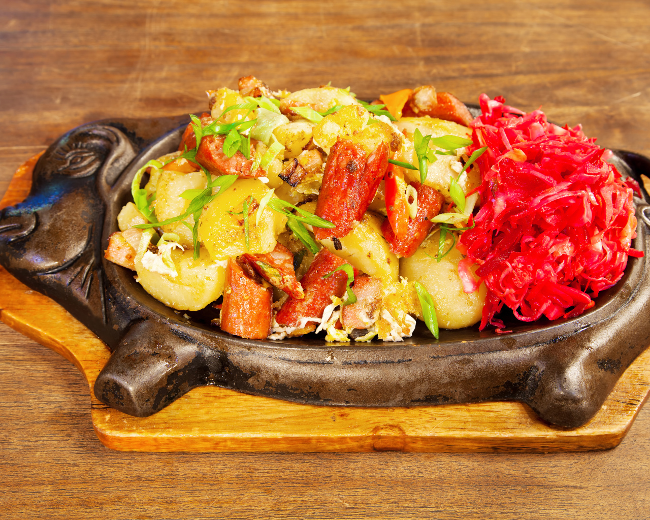 Мясо с овощами в забавном блюде на столе