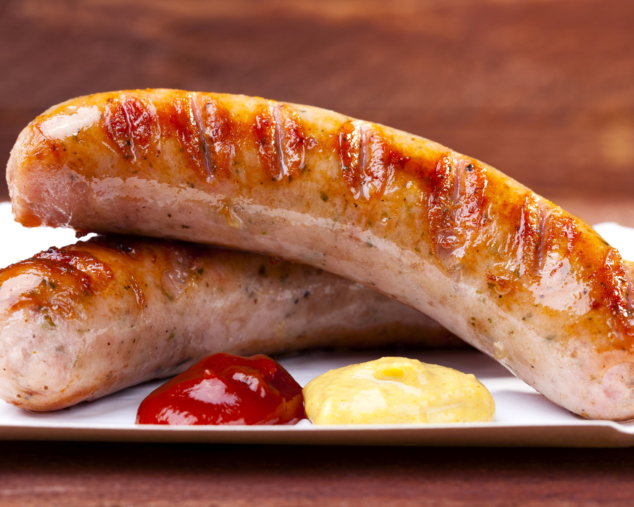 Сосиски барбекю на столе с соусом 