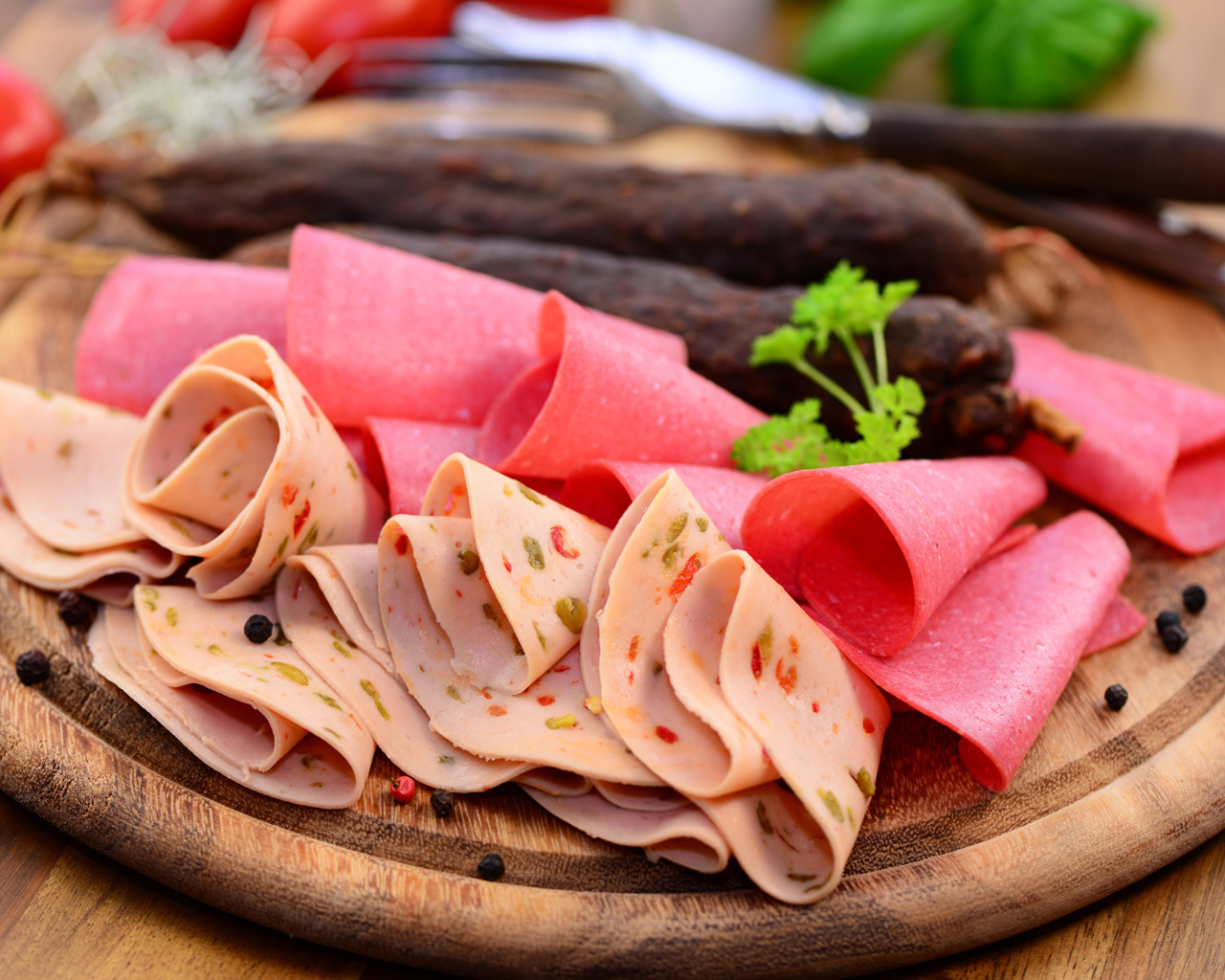 Колбасная нарезка на деревянной доске 