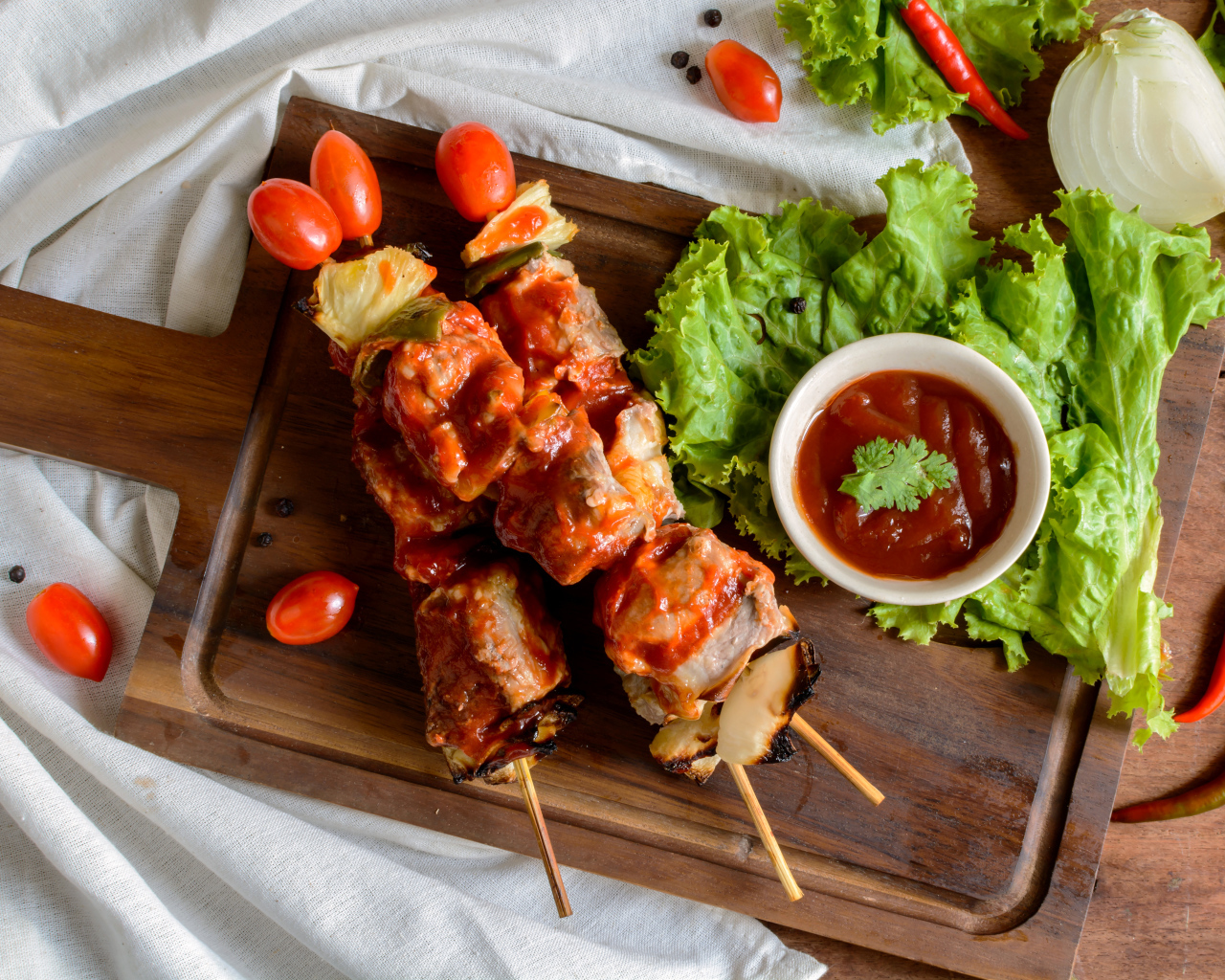 Шашлык на шпажках с томатным соусом  