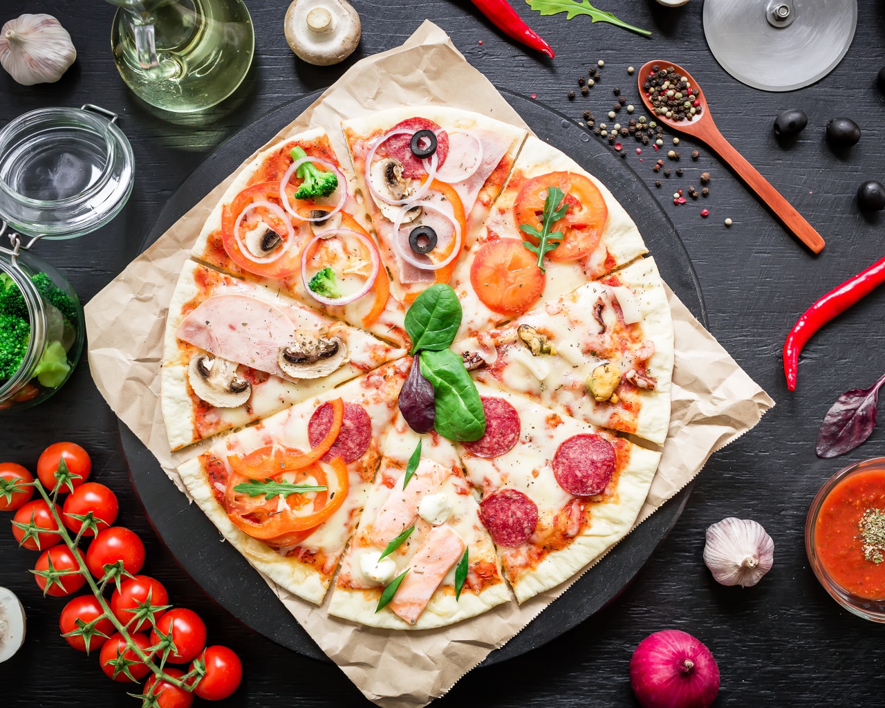 Аппетитная пицца на столе со специями и помидорами