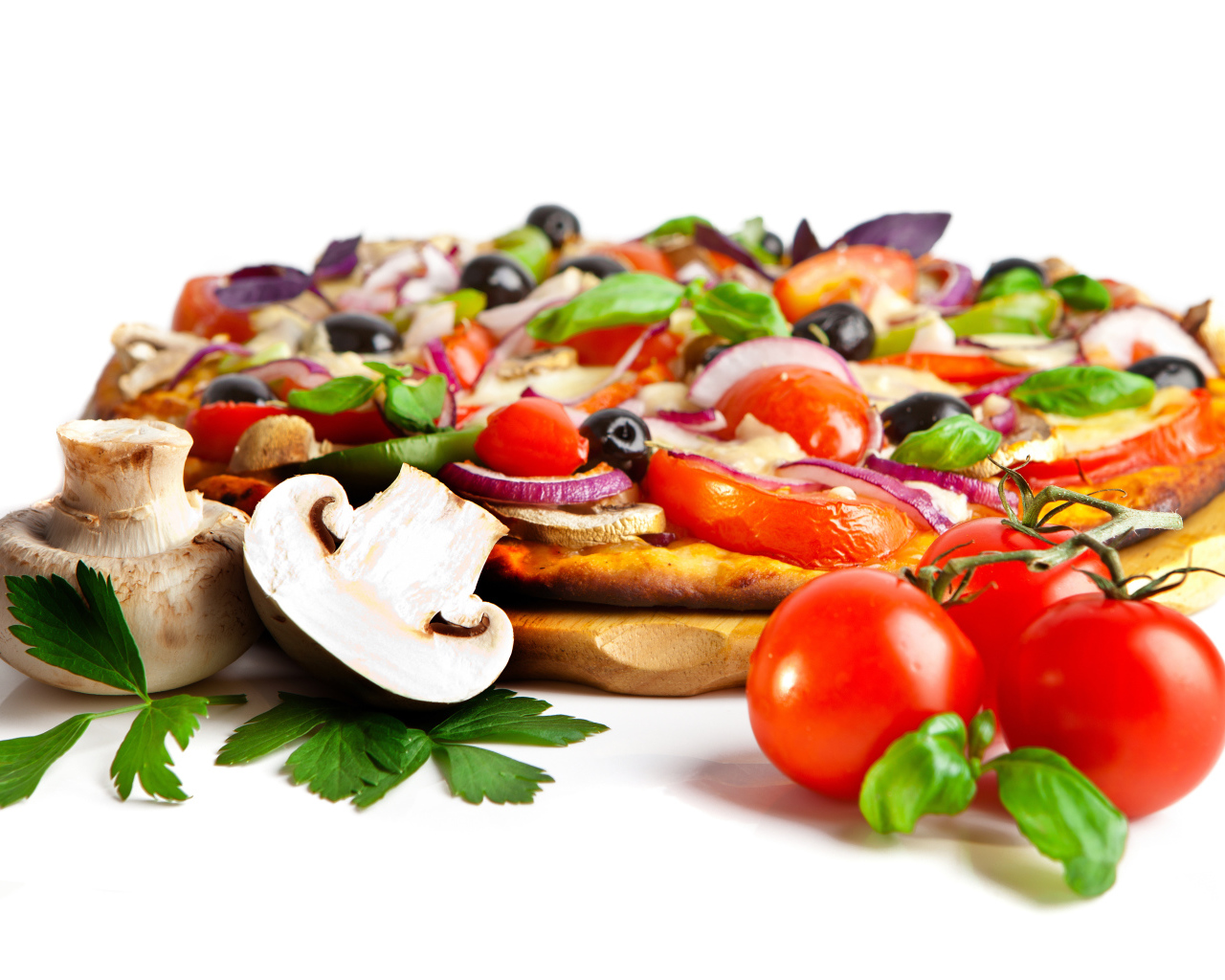 Аппетитная пицца со свежими грибами и помидорами на белом фоне