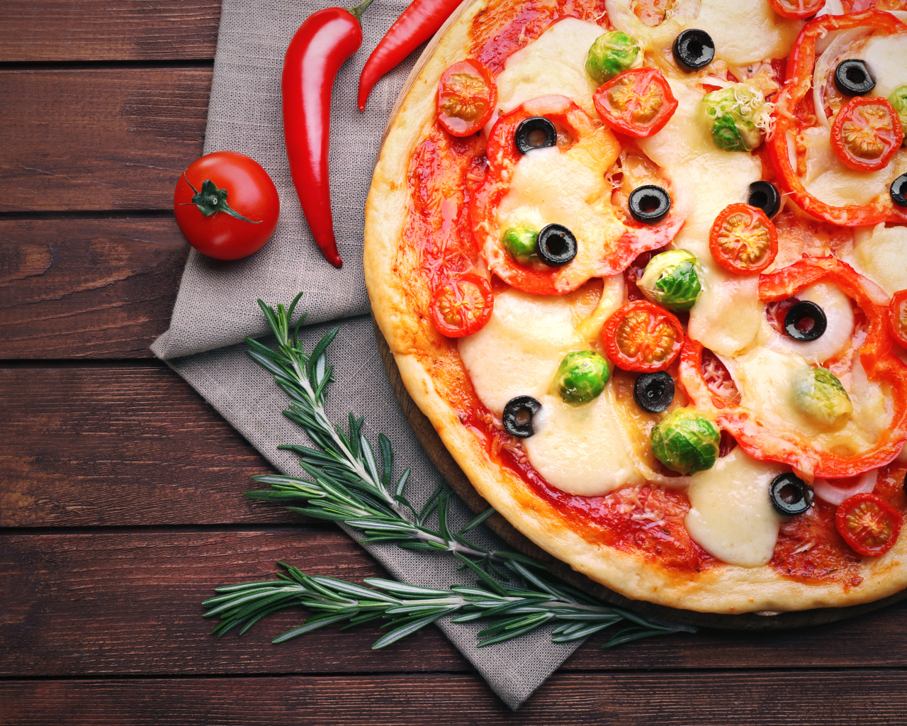 Аппетитная пицца с помидорами и болгарским перцем