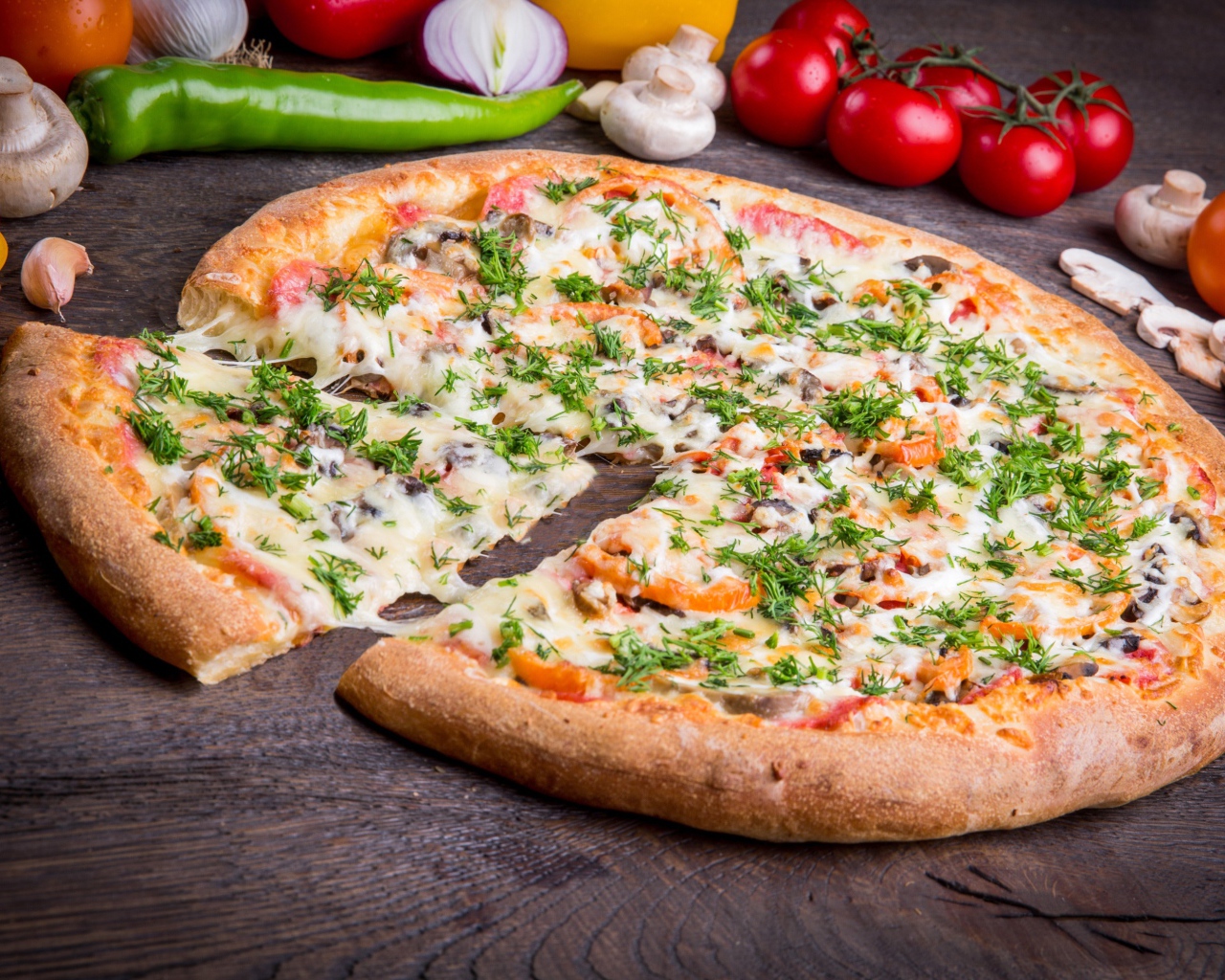 Аппетитная пицца с овощами и сыром 