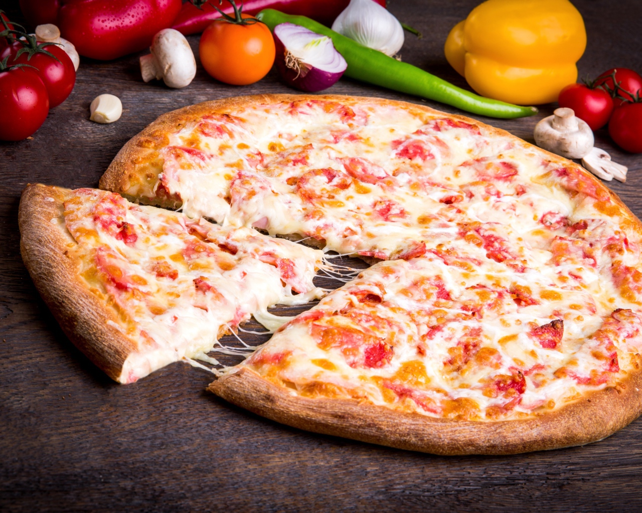 Вкусная горячая пицца с колбасой и сыром 