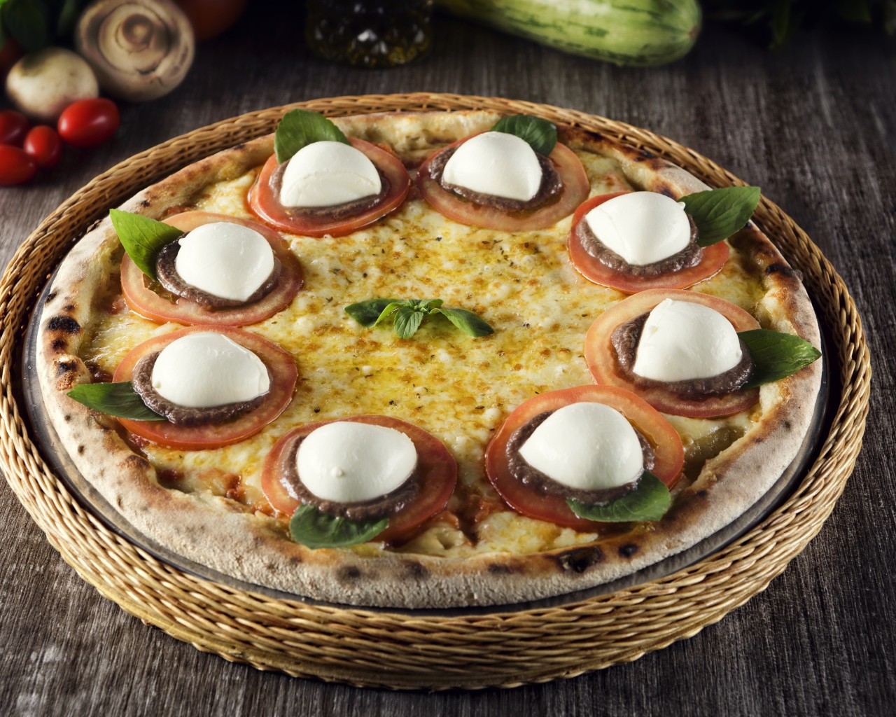 Свежая пицца с сыром и помидорами 