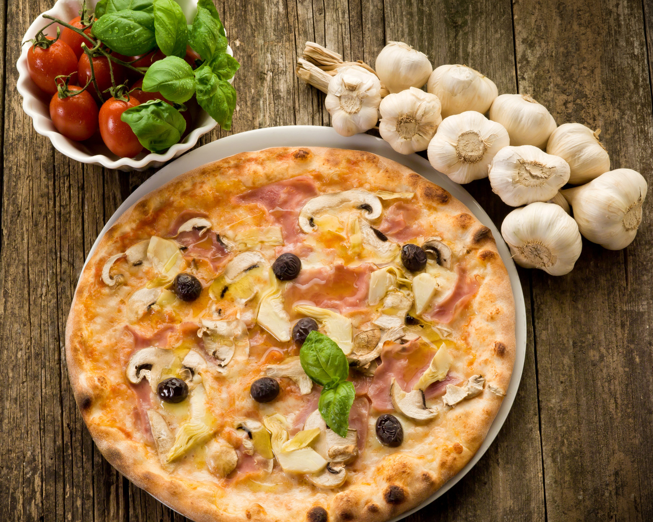 Свежая пицца с грибами на столе с чесноком и помидорами