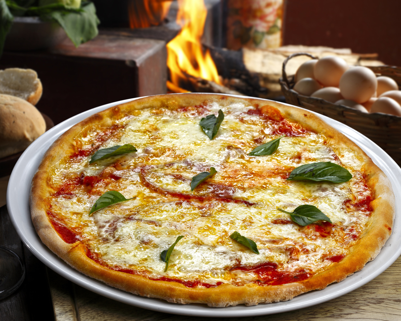 Горячая пицца с помидорами  и сыром 