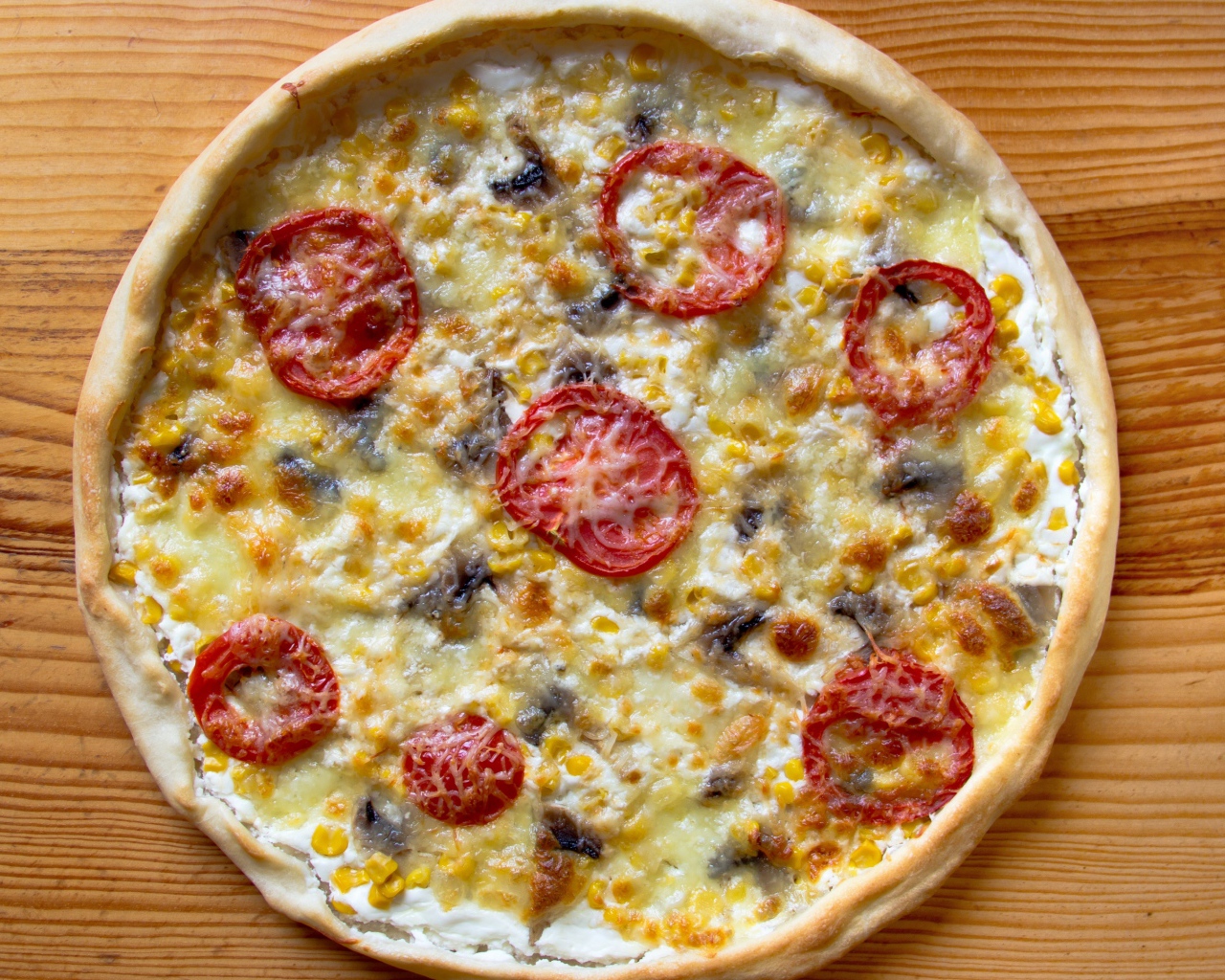Итальянская пицца с помидорами и сыром на столе
